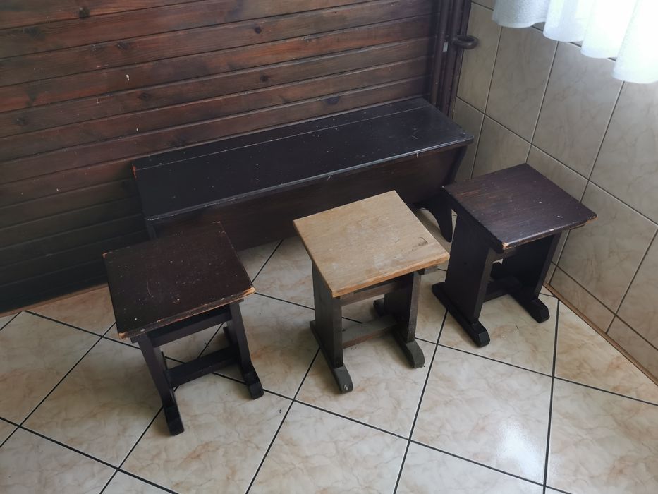 Zestaw mebli drewnianych