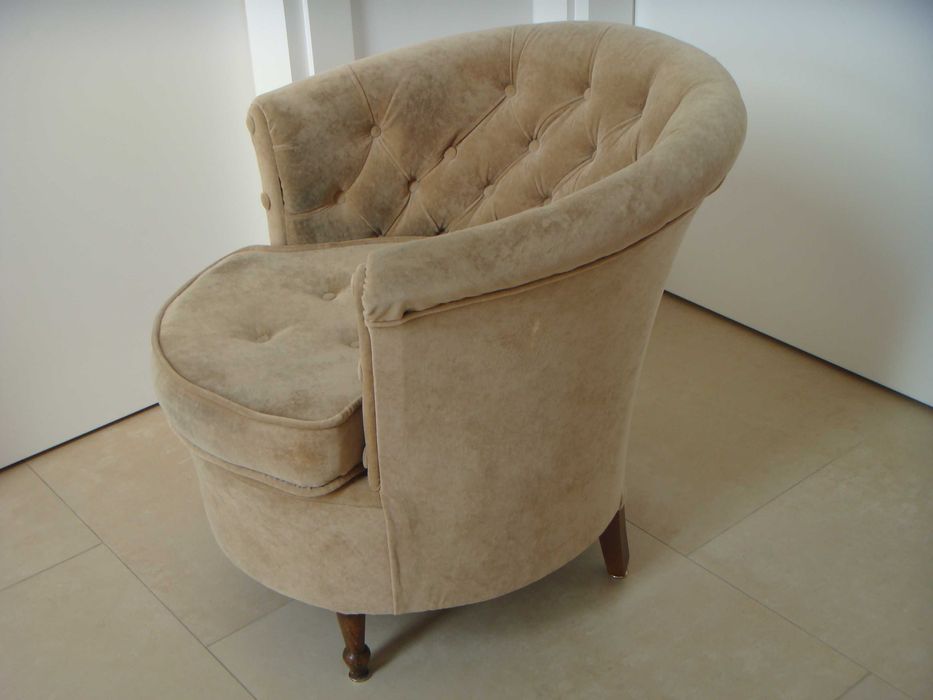 beżowy welurowy francuski fotel chesterfield