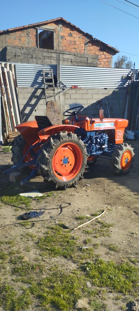 Vendo trator marca Kubota o 1500 o TD tração às quatro rodas