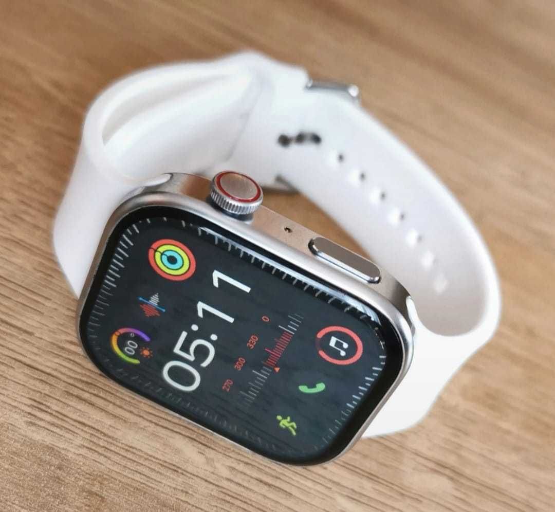 Nowy biały smartwatch