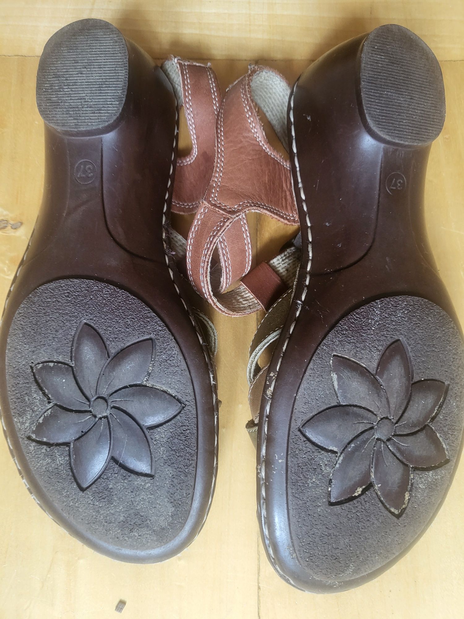 Buty sandały z zakrytymi palcami Loretta r. 37