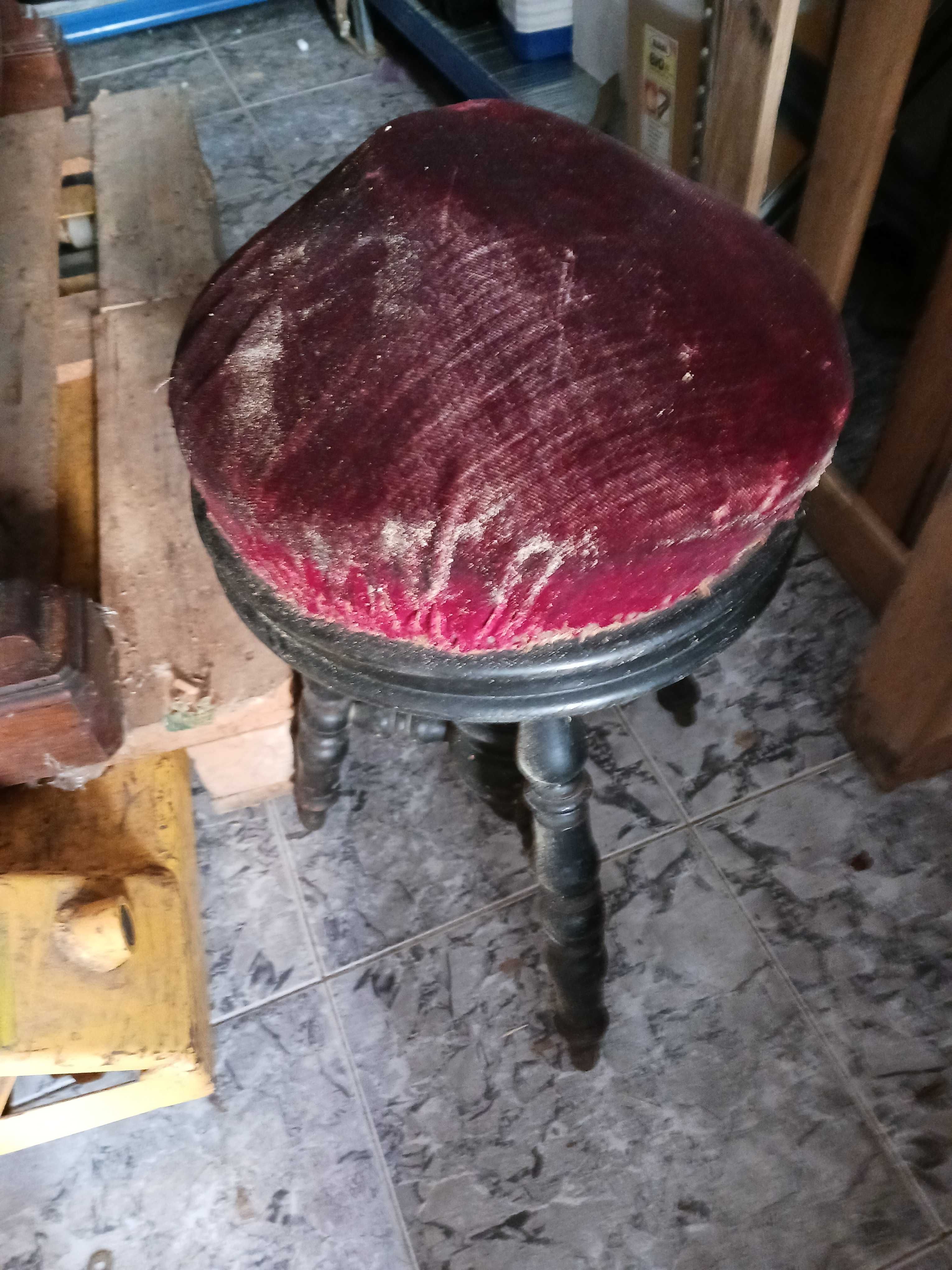 Piano antigo com móvel e banco