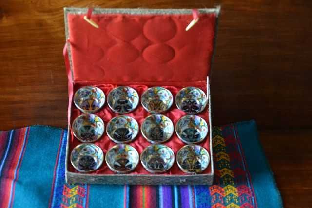 Caixa com 12 tacinhas em porcelana chinesa.