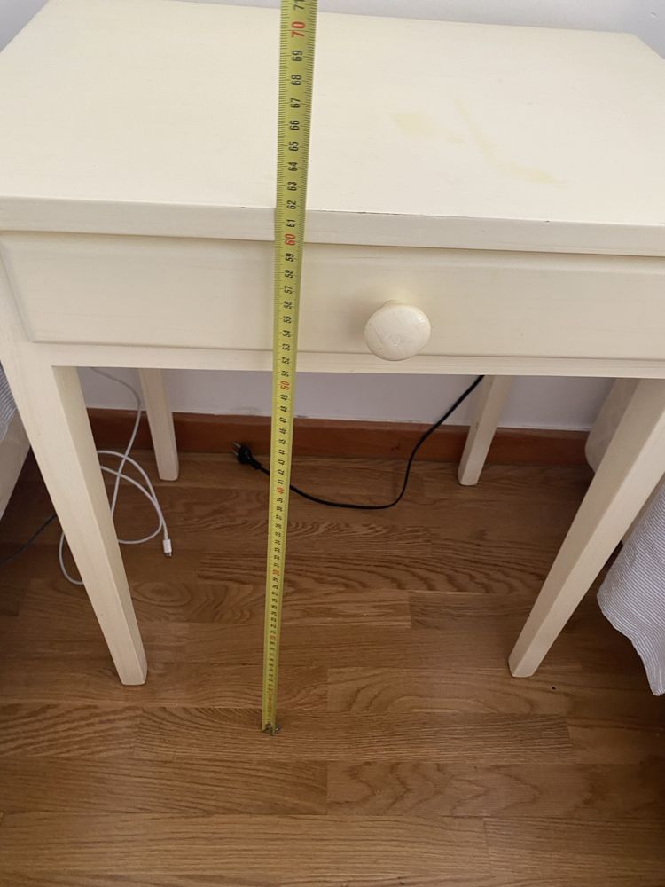 Mesa de cabeceira branca/creme