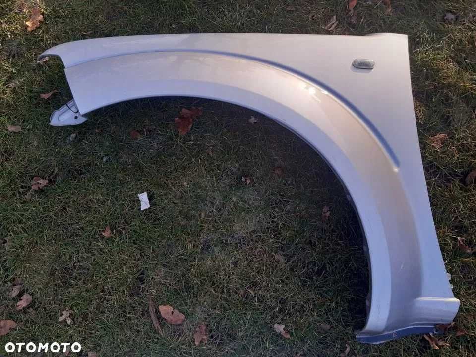 Nissan Navara D40 błotnik lewy przód przedni kolor srebrny