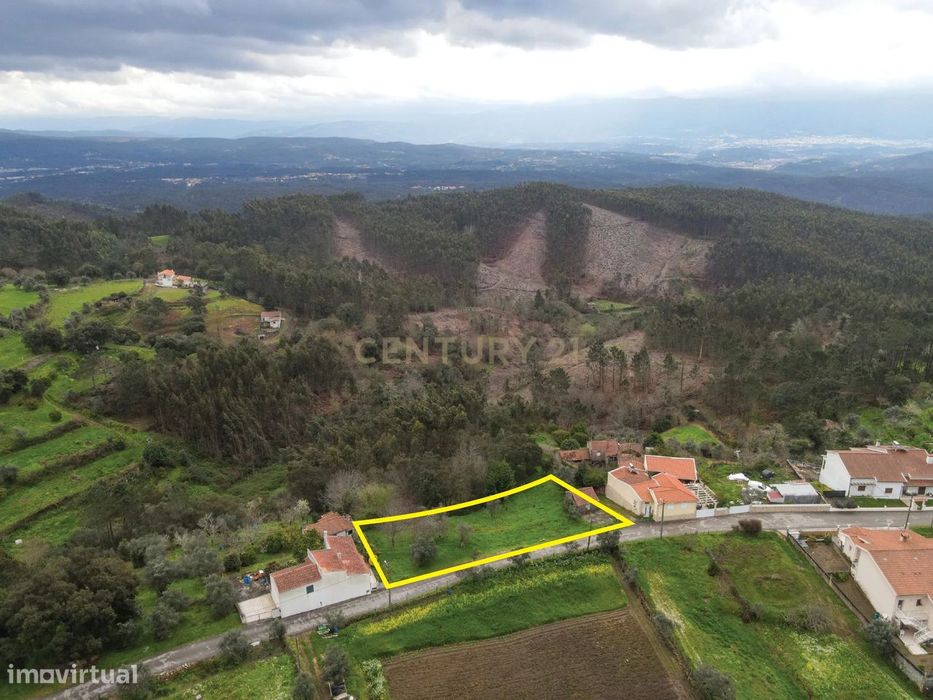 Terreno de 710m² para constução com anexo e vistas boas numa localizaç