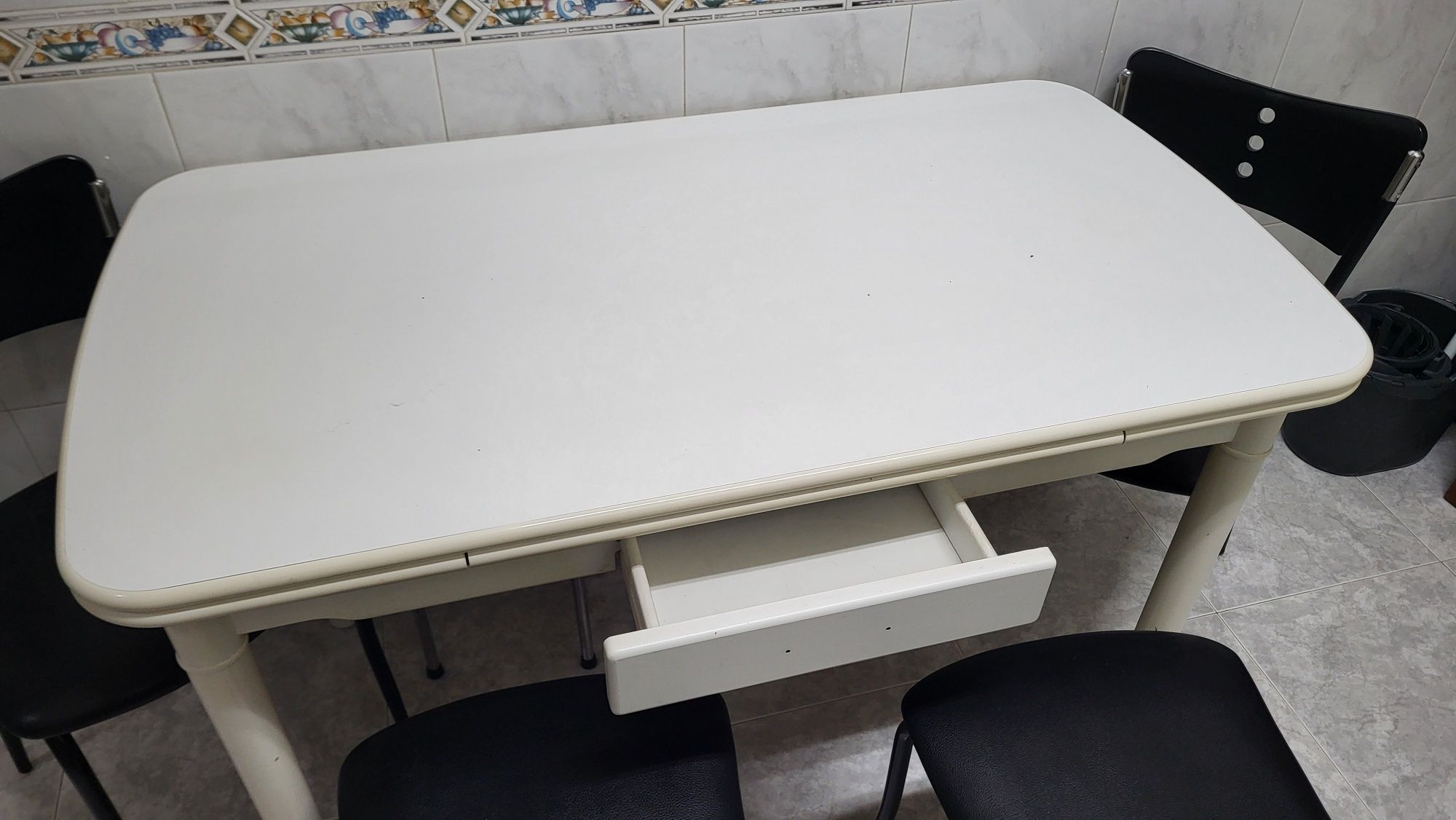 Conjunto mesa de cozinha com 4 cadeiras