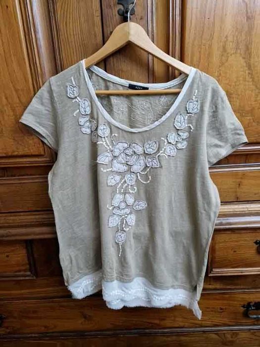 T-shirt Beje decoração motivos florais