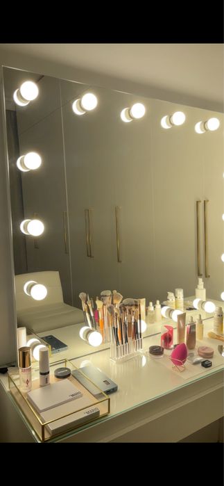 Stanowisko makijazowe  - biurko Malm Ikea lustro z oswietleniem