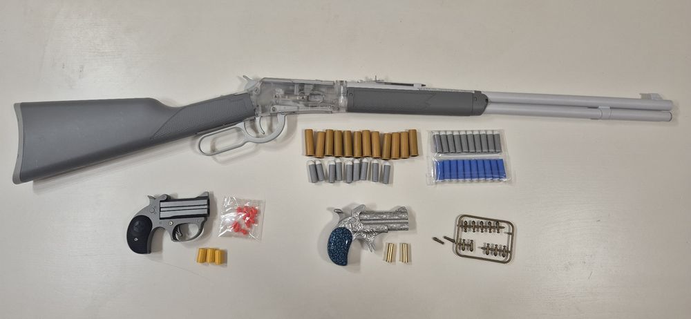 Vendo Espingarda Winchester e  2 Derringer de brincar ou coleção