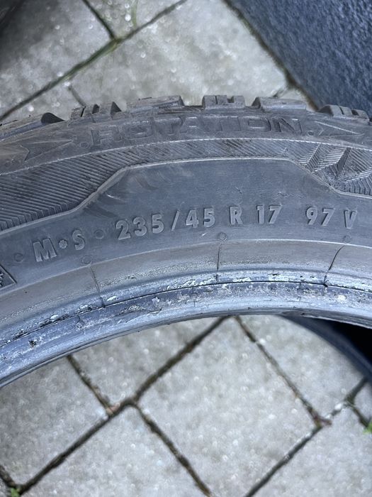 Opony zimowe Uniroyal MS Plus 77 97 V XL 235/45 R17