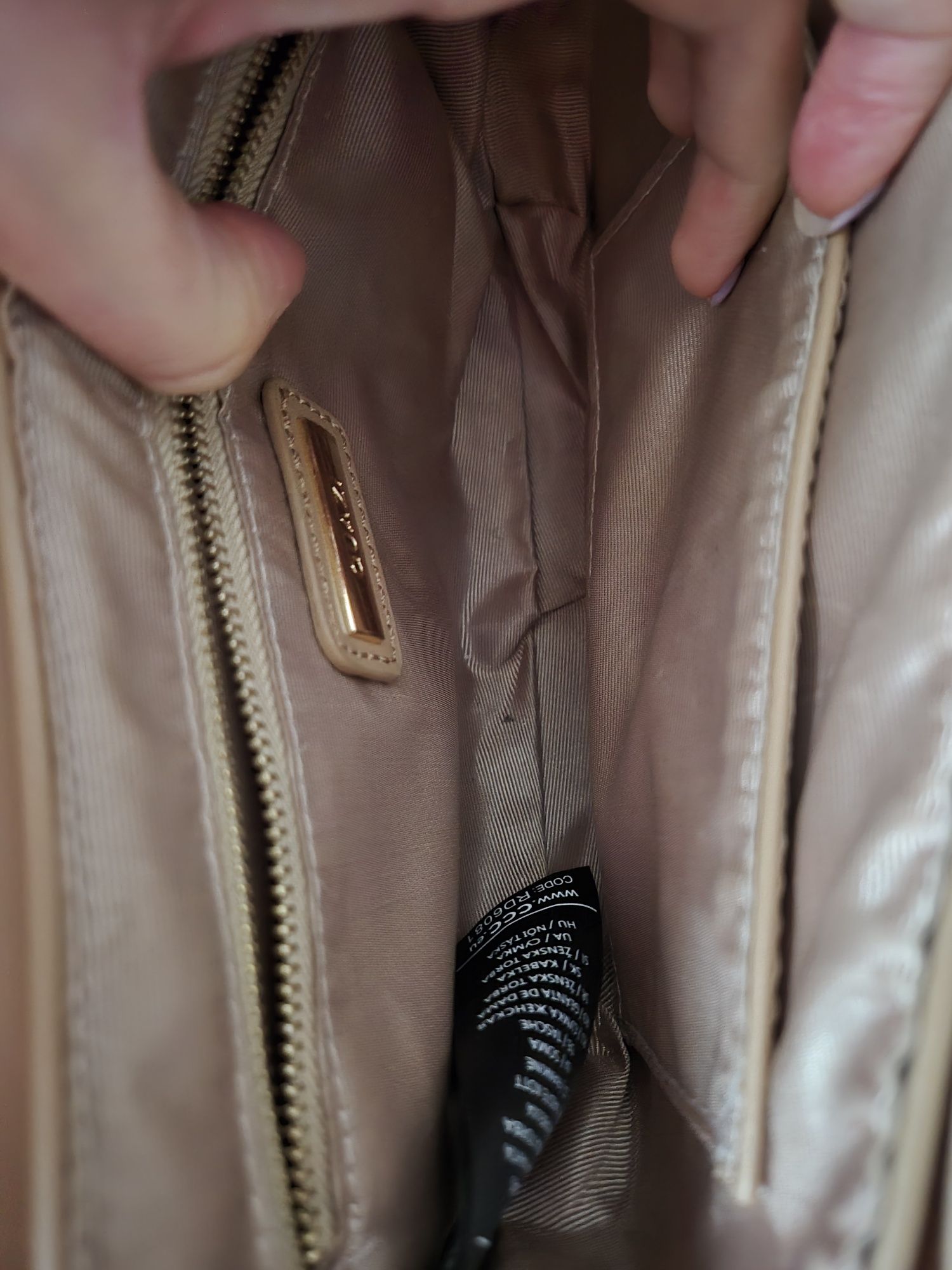 Beżowa torebka crossbody listonoszka nerka
