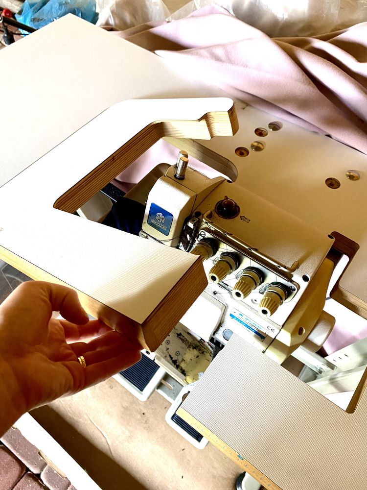 Overlock ZOJE 4-nitkowy