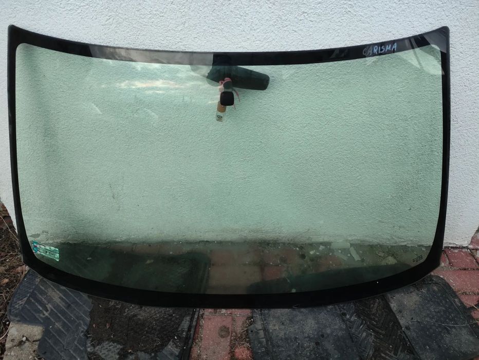 Szyba przednia czołowa Mitsubishi Carisma.