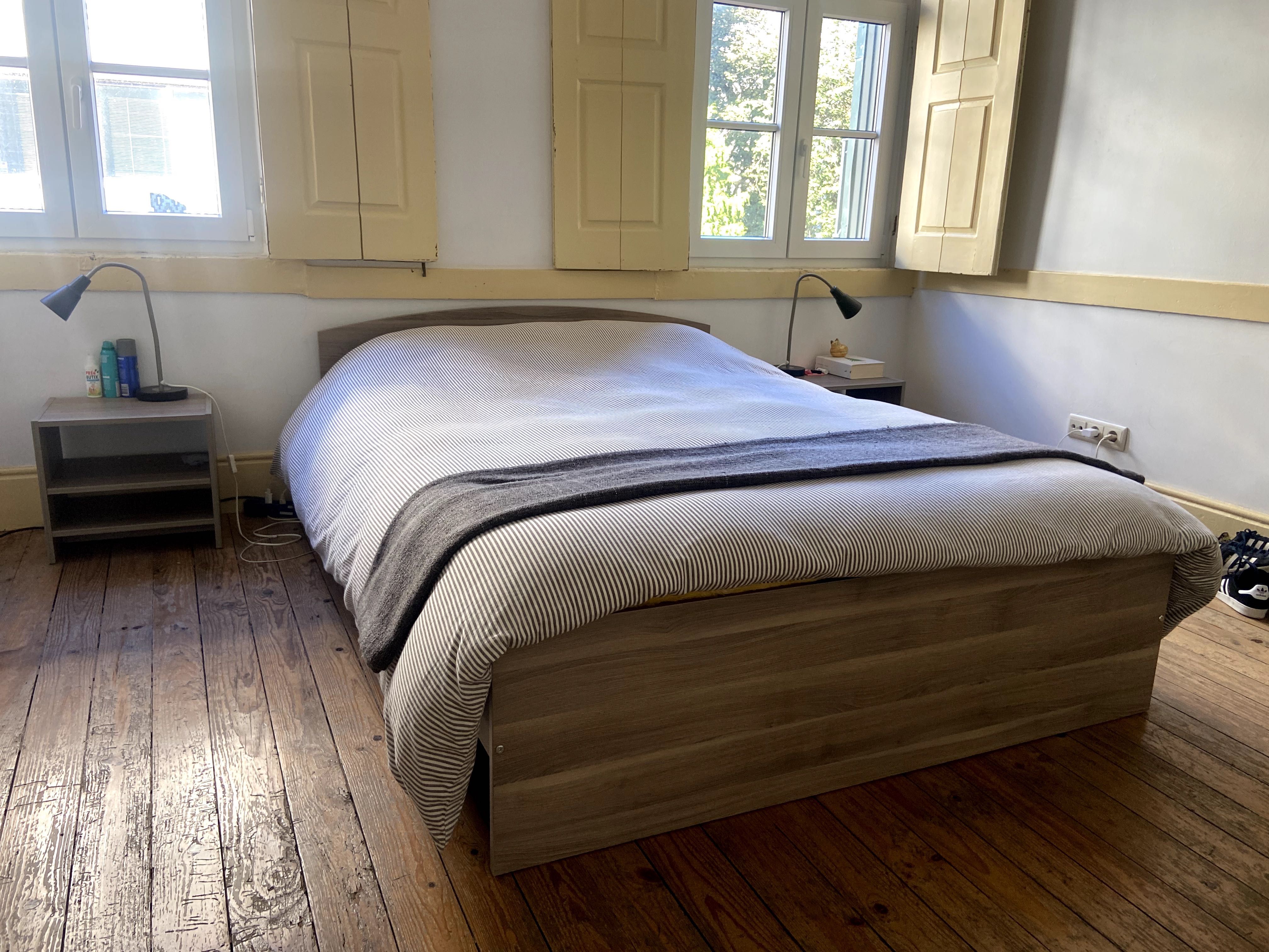 cama casal ikea com colchão + mesinhas cabeceira