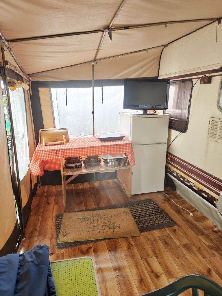Przyczepa kempingowa Burstner 4501 nad jeziorem