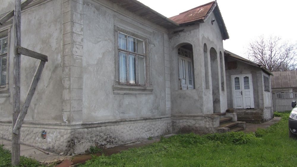 Продам 4 кімнатни будинок 35 км від Чернівців ,село Ржавенці