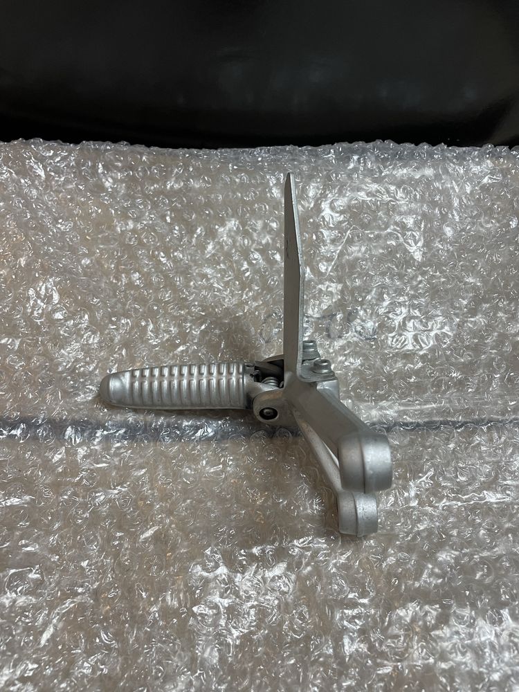 Set prawy podnóżek Ducati 749 . 999