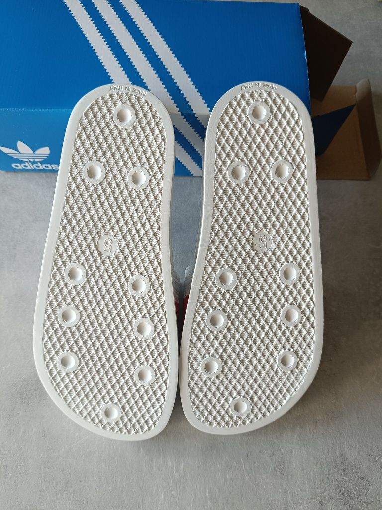 Chinelos novos Adidas Adilette 38