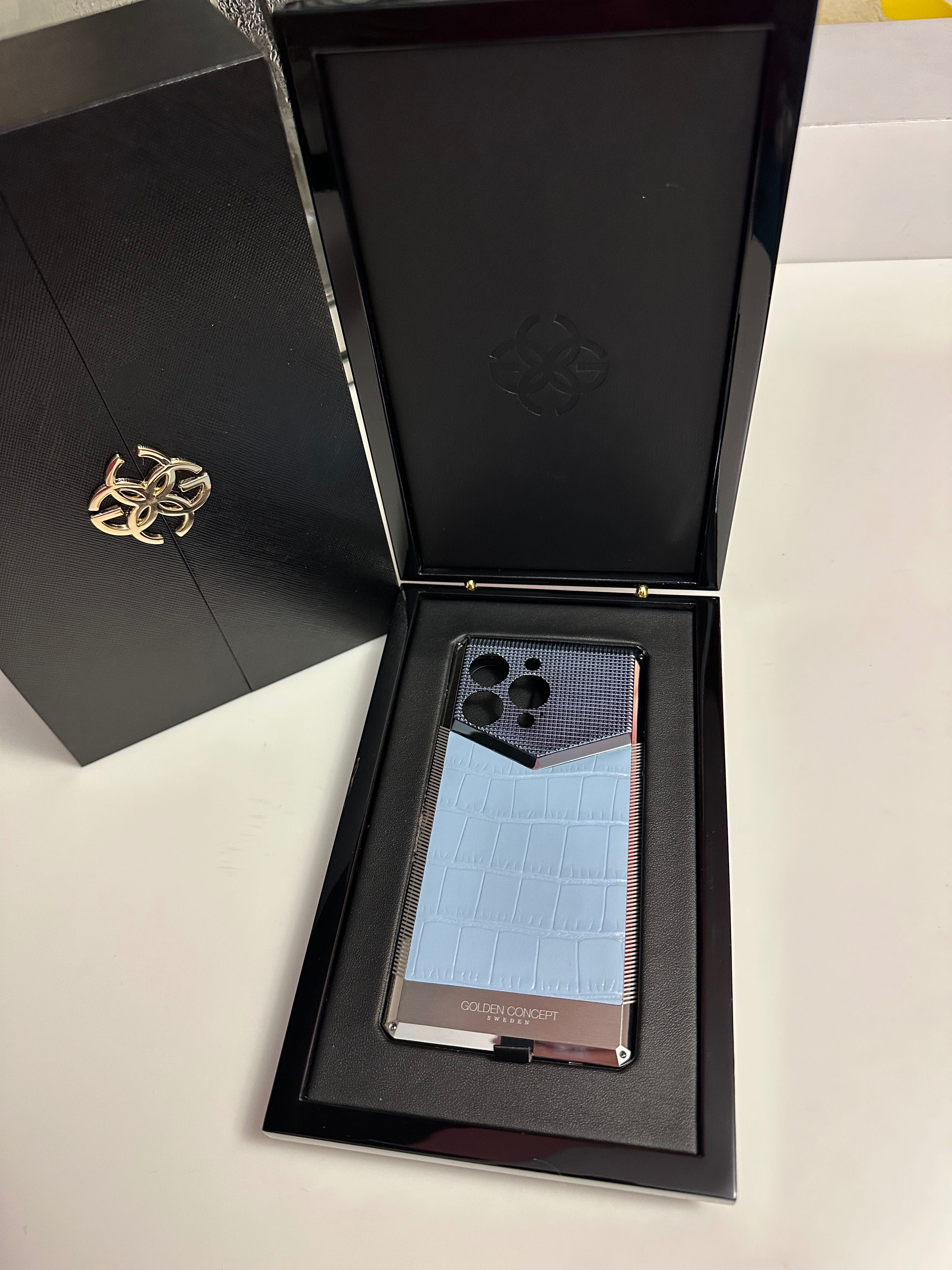 Чохол Golden Concept Sweden на IPhone 13 Pro. Оригінал!