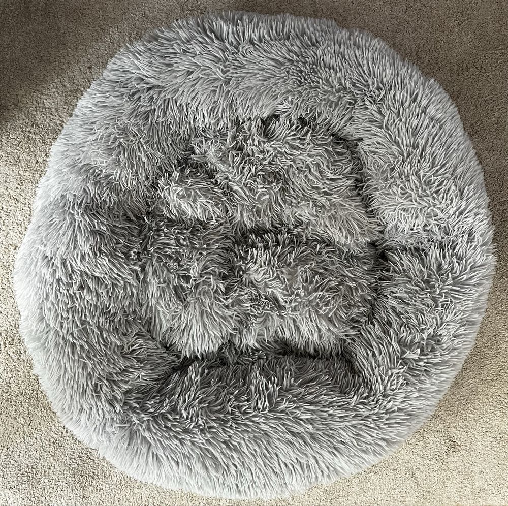 Cama redonda de pêlo para cão