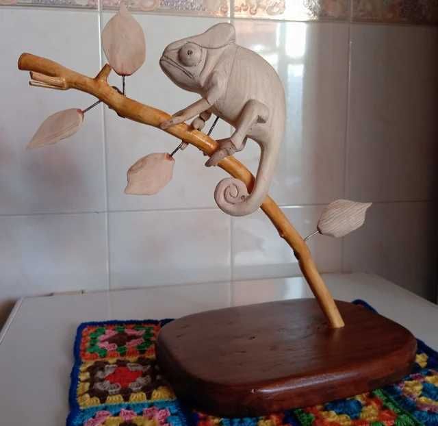 Escultura de camaleão em madeira.
