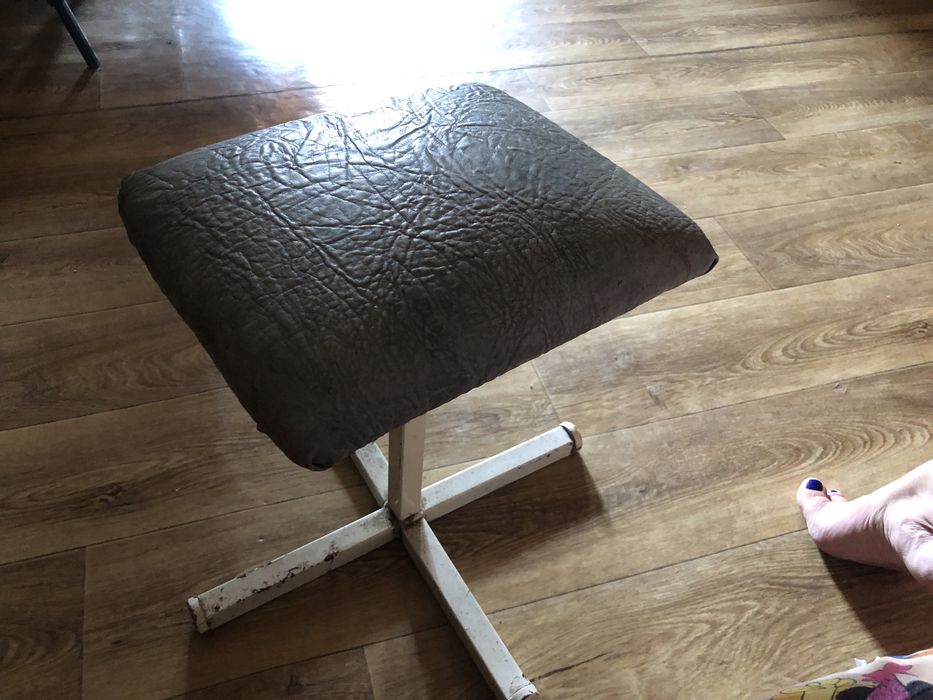 Тренога табурт для педикюра підставка для педикюра