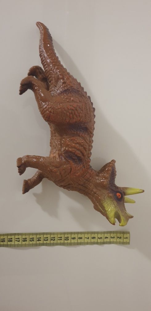 Динозавр, трицератопс
