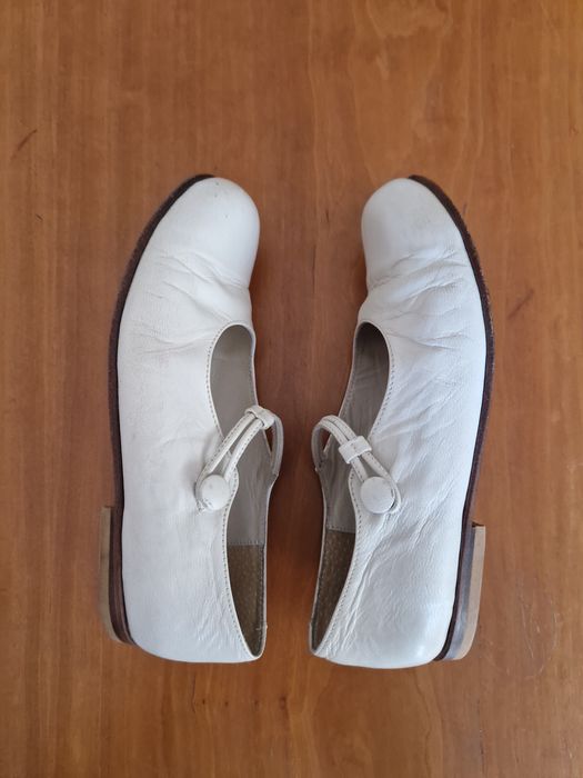 Sapatos de menina de cor bege.