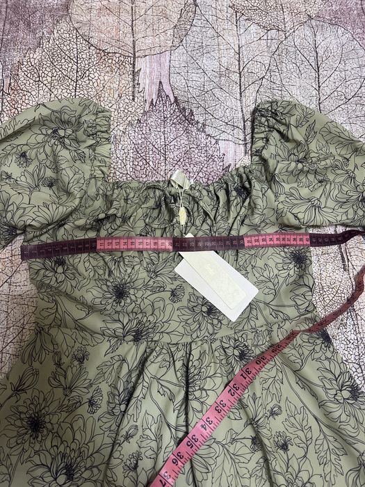 Платя з гарним декольте та резинкою на спині