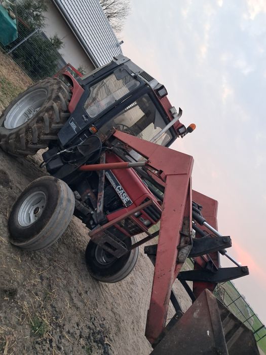 Case 585 XL z turem