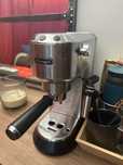 Pack Máquina de Café De’Longhi Dedica EC685 + Moinho KG210 – Inox