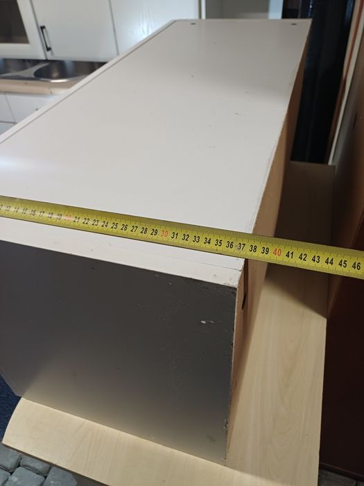 Biała  szafka ze szklaną półką.Transport.