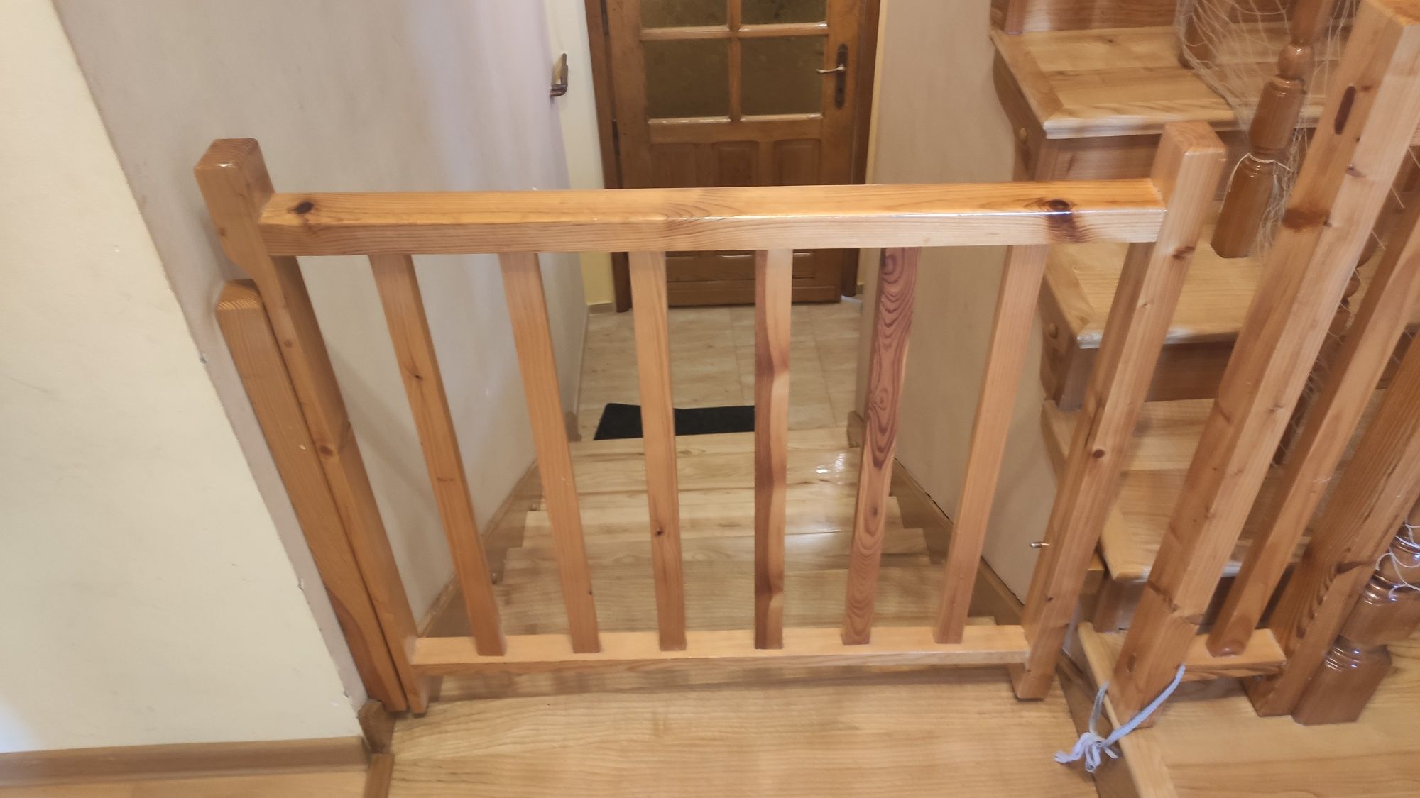 Bramka barierka na schody drewniana