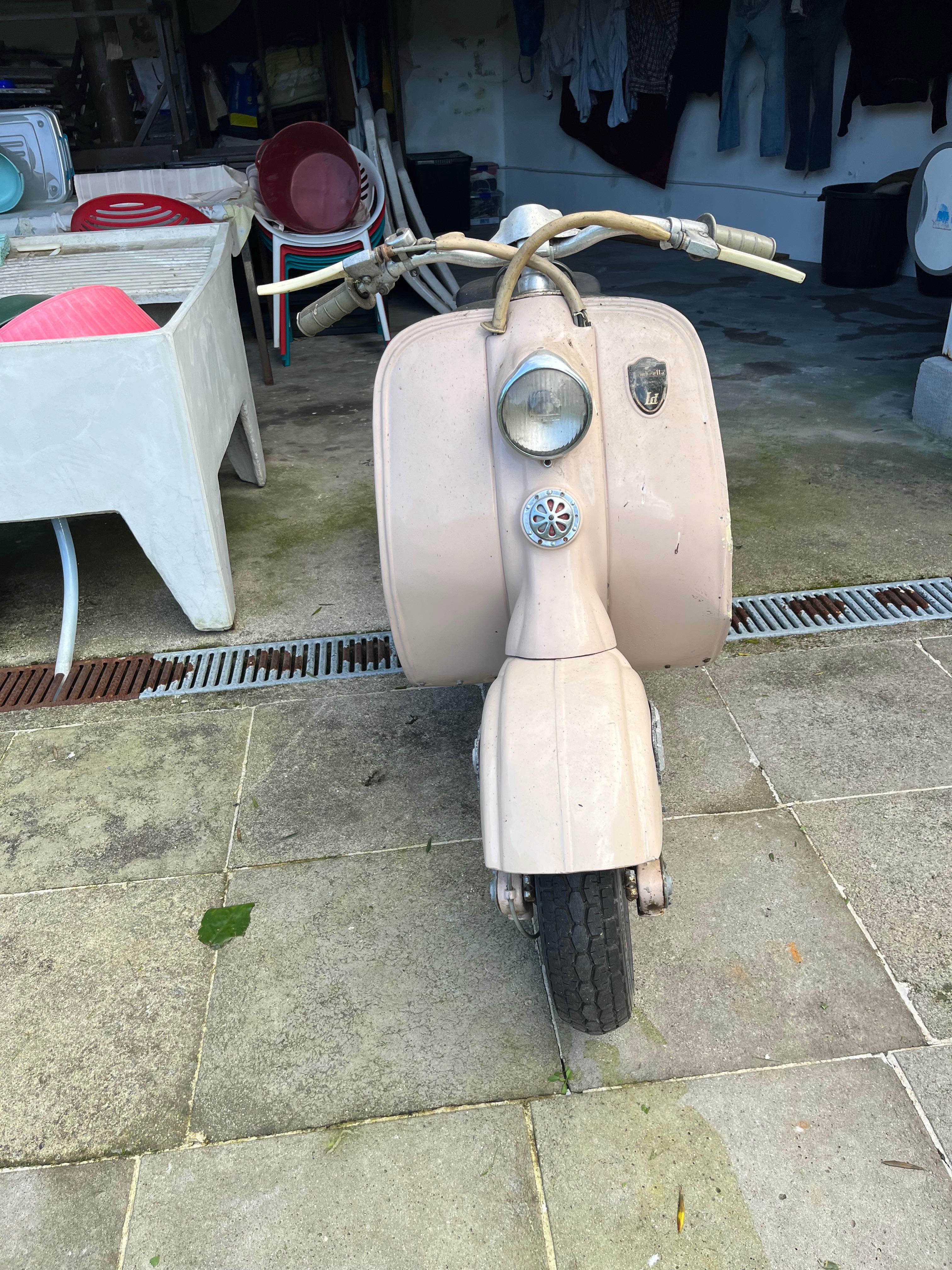 Lambreta 1960, em bom estado.
