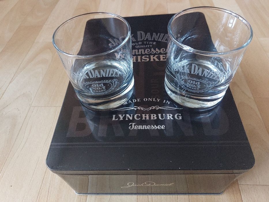Jack Daniel's Metalowe pudełko prezentowe 0,7 plus dwie szknki
