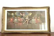 Quadro de Moldura Dourada Trabalhada e Pintura de Bailado