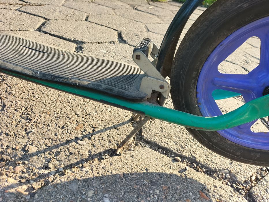 Hulajnoga z kołami pompowanymi hamulec przedni i nożny tylni