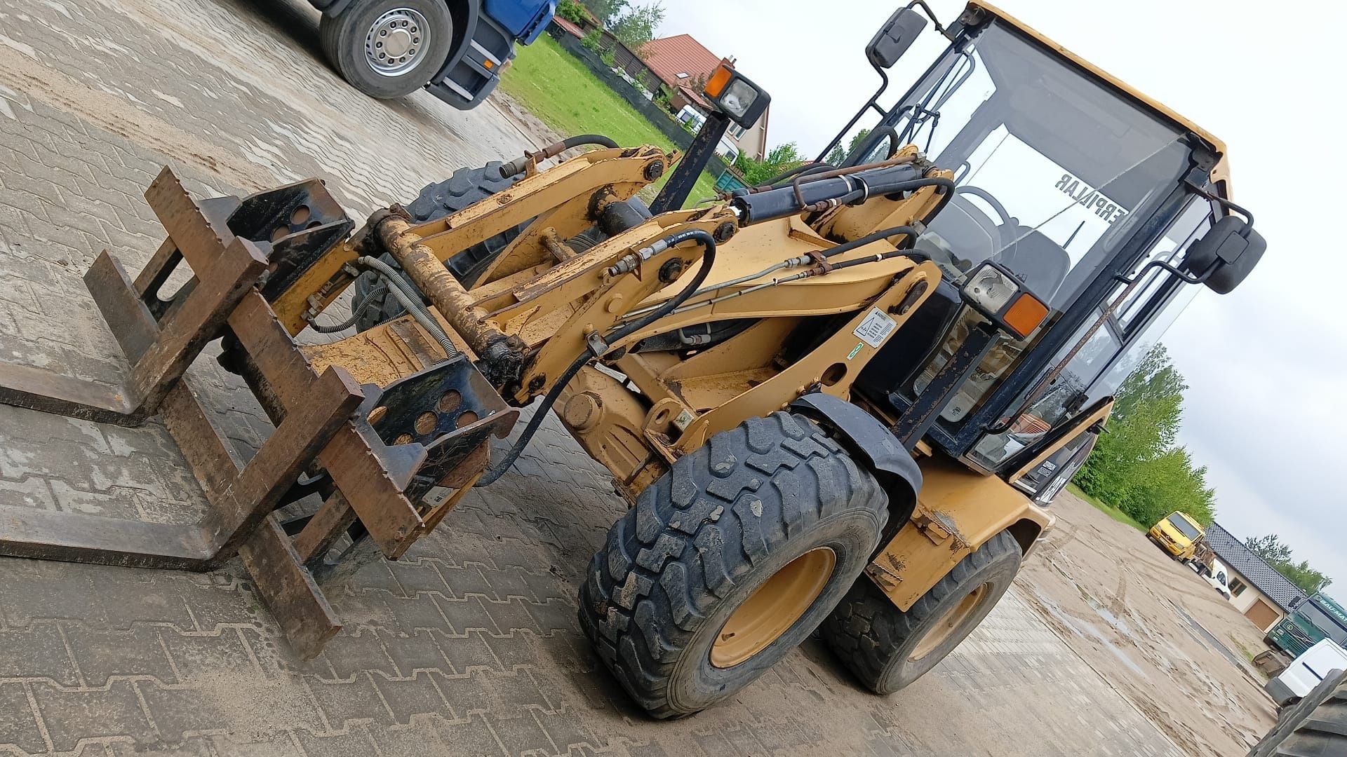 Ładowarka Cat 906 sprowadzona z Niemiec