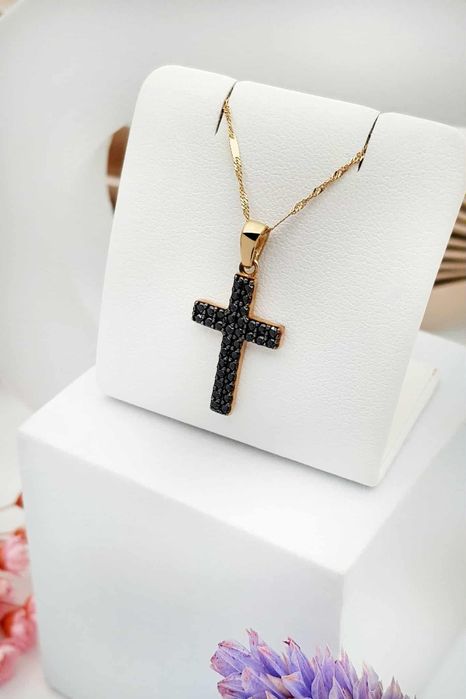 Złota zawieszka krzyż z czarnymi cyrkoniami