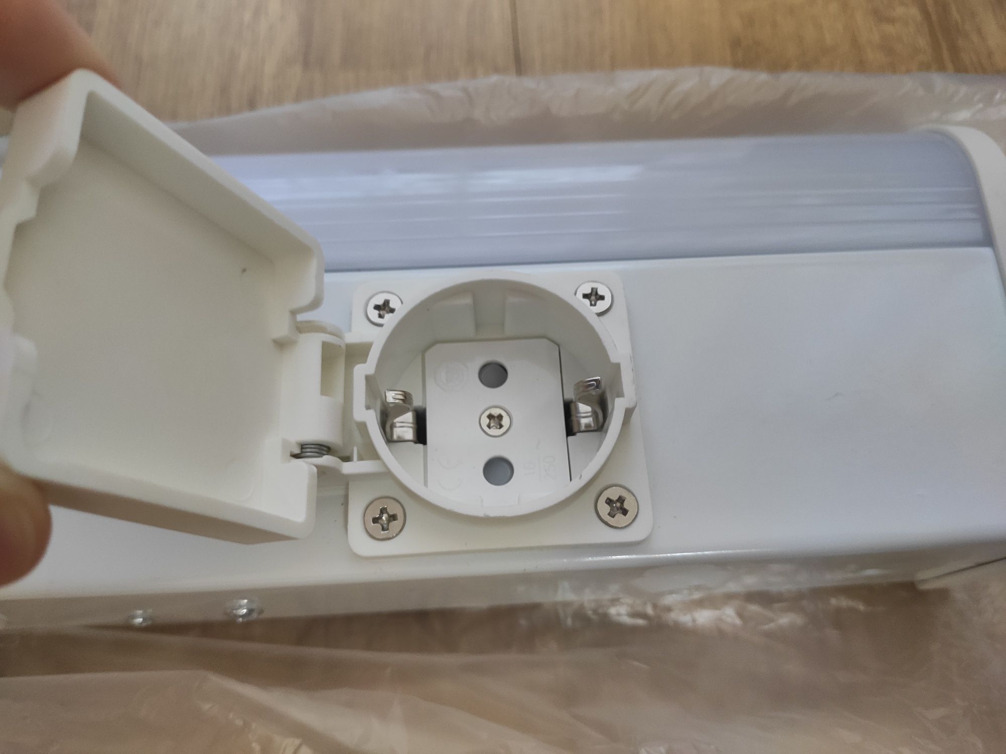 Lampa ścienna LED nad lustro 41 cm IP44 z przełącznikiem i gniazdkiem