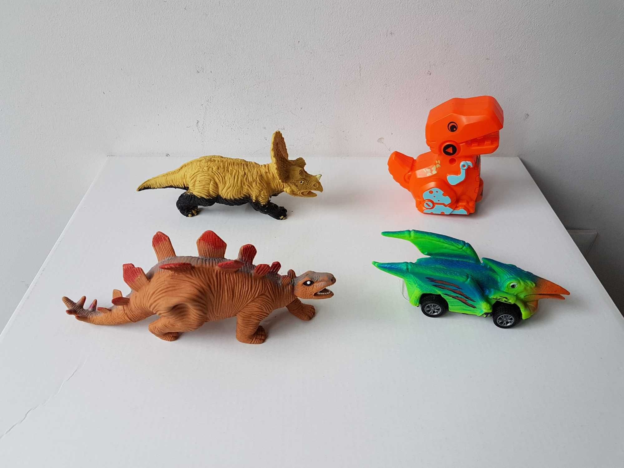 Dinozaury gumowe figurki gniotki Dinozaur nakręcany Dino auto