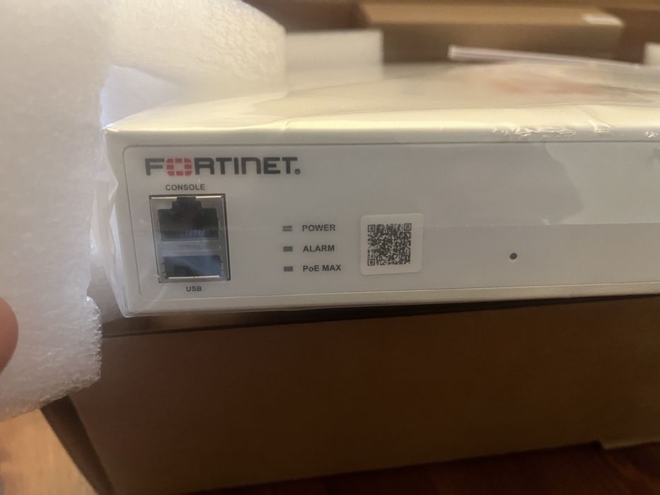 FortiSwitch 124F-FPOE