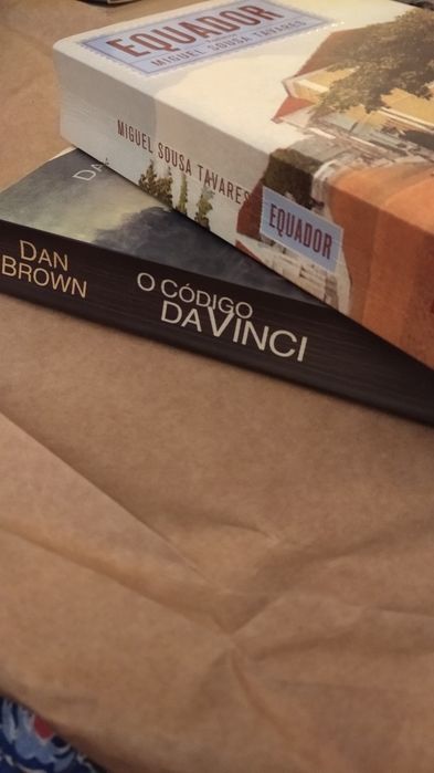 Dan Brown - " O Código DaVinci" / Miguel Sousa Tavares - "Equador"