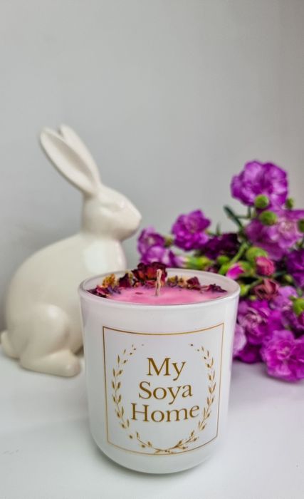 Świeca sojowa zdobiona suszonymi kwiatami