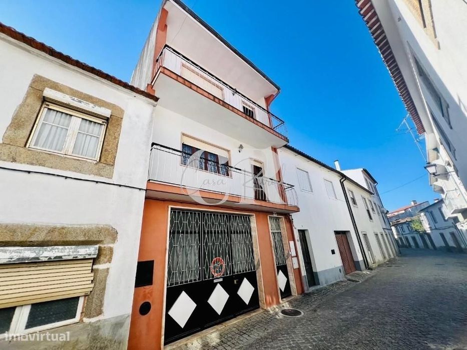 Moradia geminada T3 pronta a habitar, no centro da vila de Pedrógão Gr