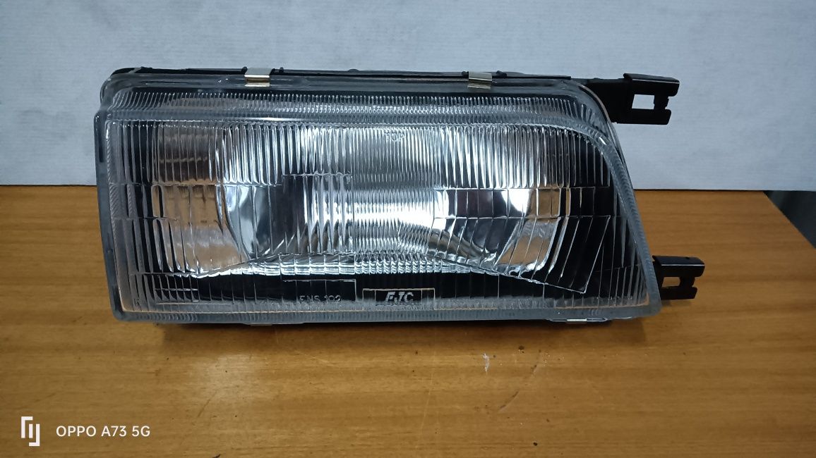 Farol Nissan cherry N13 ótica direita 1988