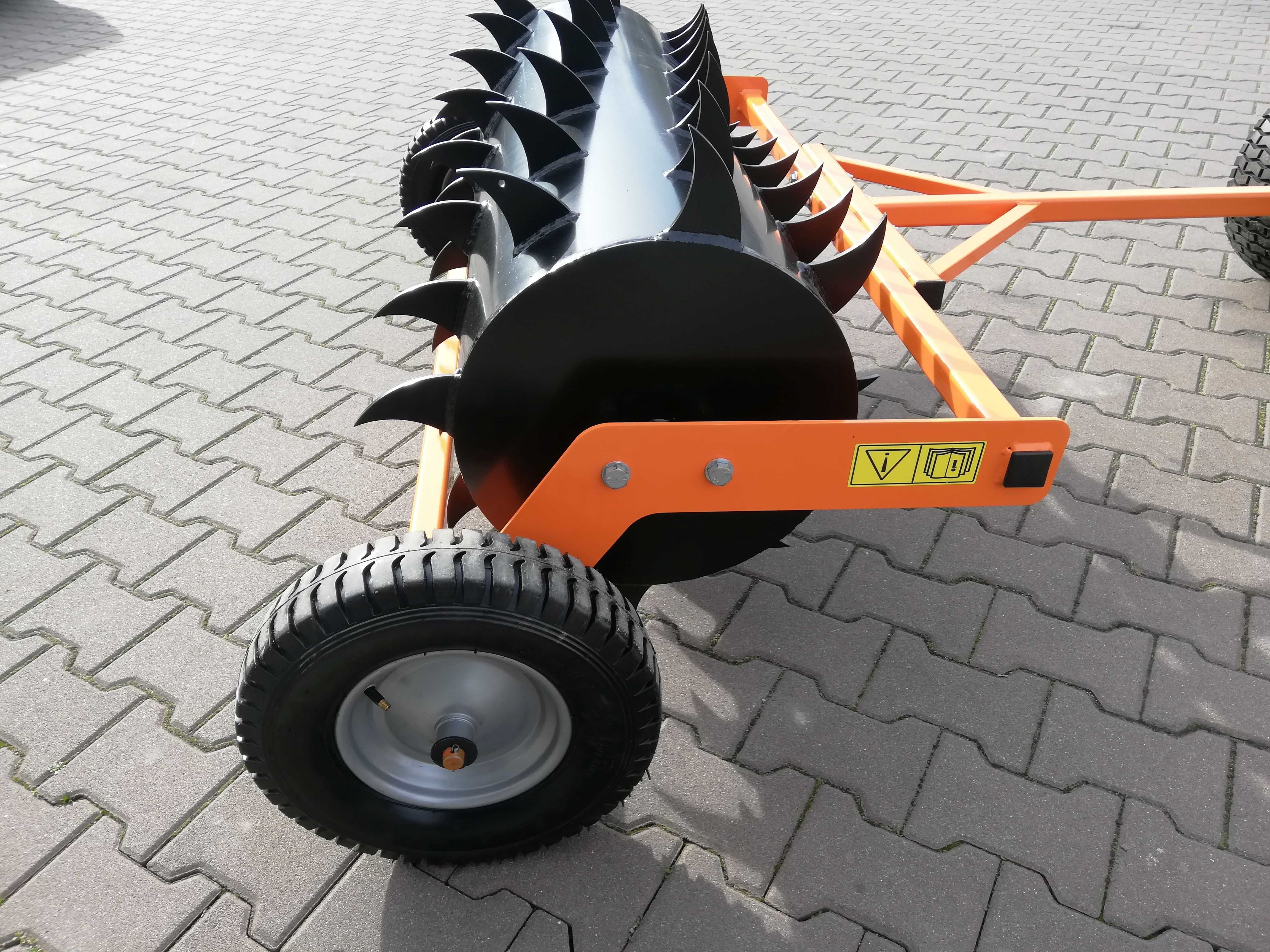 Aerator na kołach 122 cm solidny do traktora ogrodowego zaczep kulowy