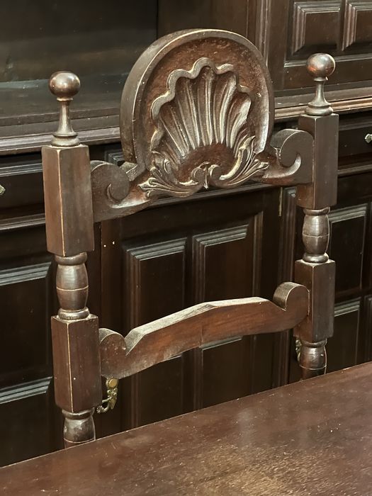Mesa e 6 cadeiras, estilo clássico em castanho