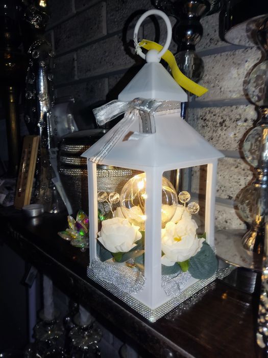 Latarenka biała dekoracja ze srebrnymi kryształkami swiecąca kula  LED